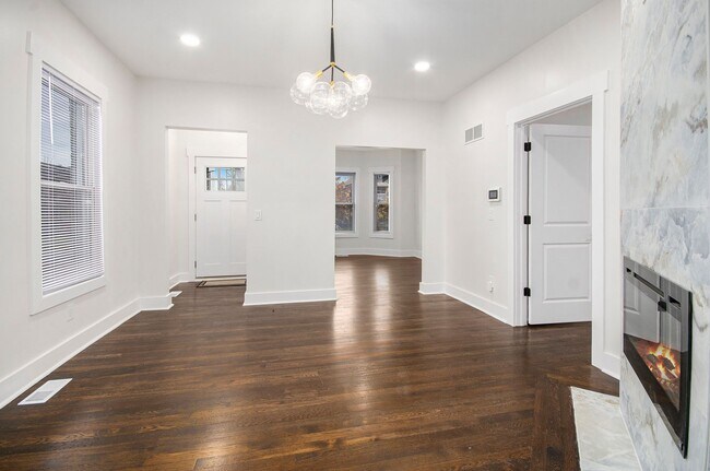 Building Photo - Lower Unit - Newly Constructed - 2 bed/2 bath - Must See!