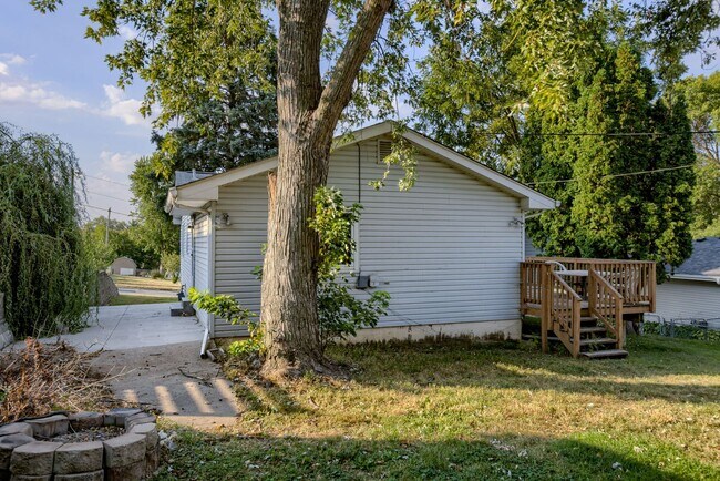 Building Photo - Must See Updated Bellevue Home!!