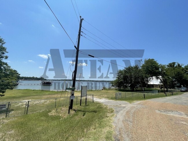 Building Photo - Cozy Lake View 2 Bed 1 Bath house for rent!