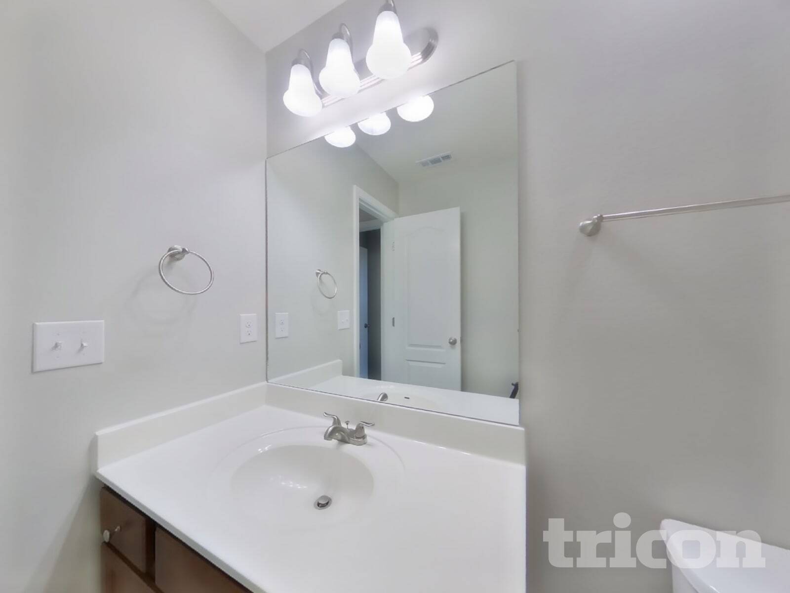 Building Photo - 2245 Bee Hive Dr