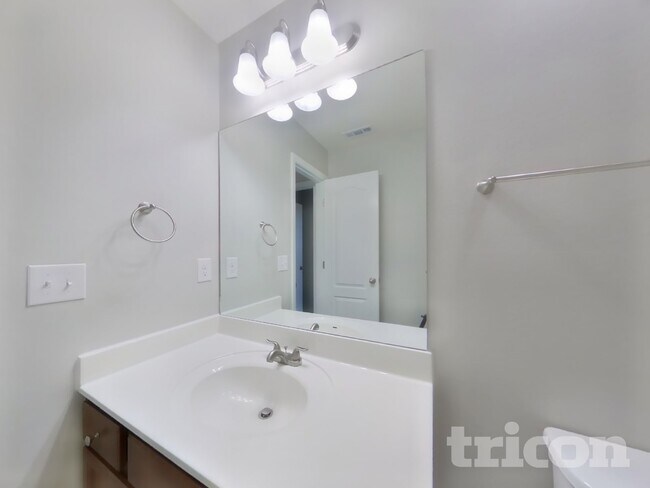 Building Photo - 2245 Bee Hive Dr