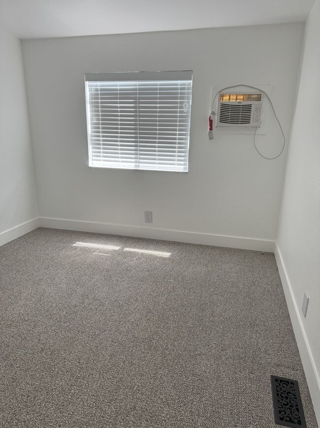 Building Photo - Large Echo home for rent
