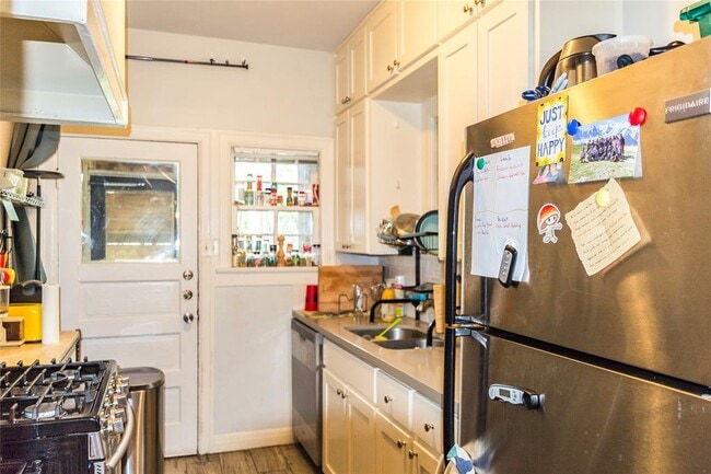 Building Photo - 1918 Robbins Pl