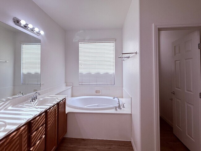 Building Photo - Great single story home 4 beds 3 baths in Henderson