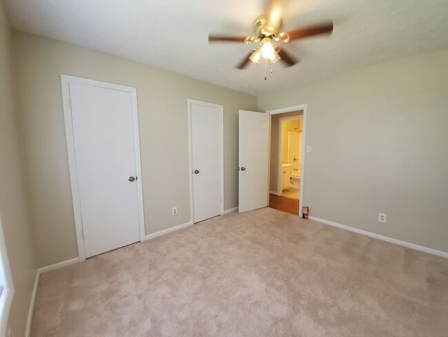 Building Photo - 6400 Hollyhock Ct