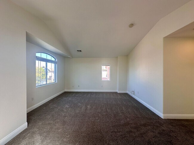 Building Photo - 4 BED 3 BATH HOME W/BONUS ROOM IN GATED COMMUNITY