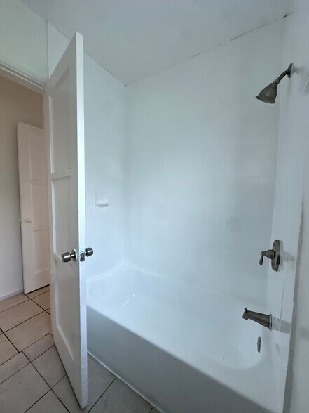 Building Photo - 1306 N Fries Ave