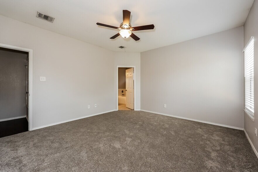 Building Photo - 2808 Earle Dr