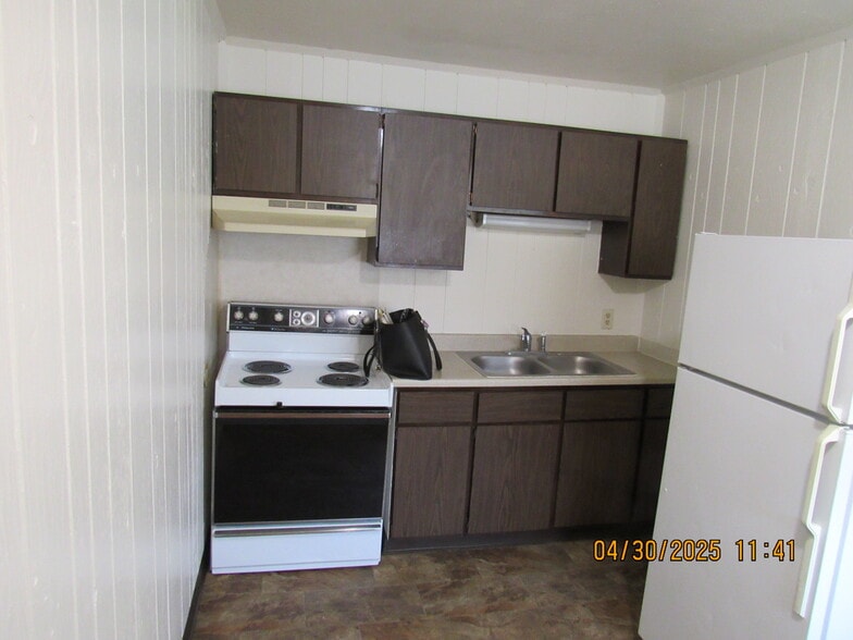 kitchen - 14250 Riverside Dr