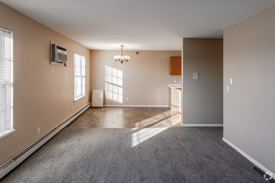 2BR, 1BA - 999SF - Living Room - Colonial Court