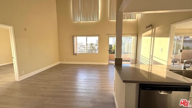 Building Photo - 701 S Kingsley Dr