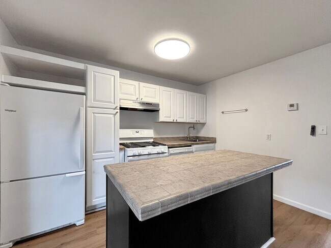 Building Photo - Upgraded 1BD/1BA Condo in Mission Hills W/...