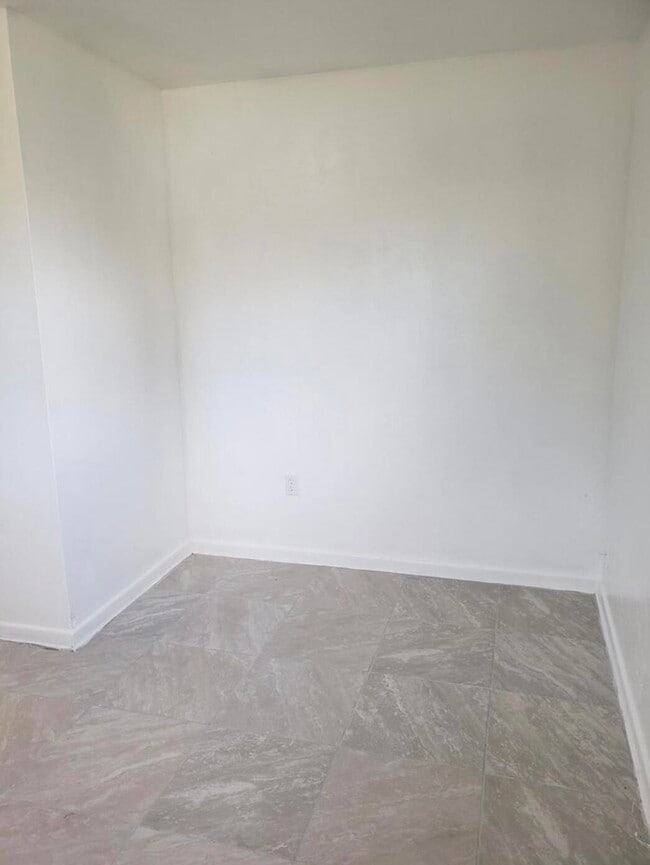 Building Photo - 170 NW 7th Ave