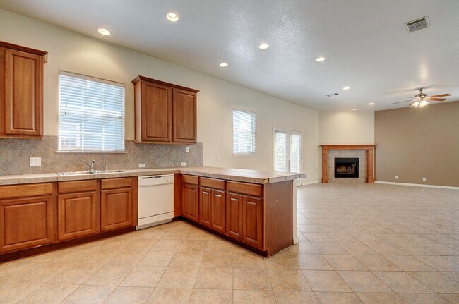 Building Photo - 610 Maiden Ln