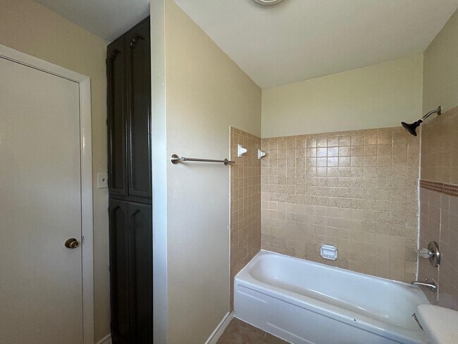 Building Photo - 1006 Laurel Dr