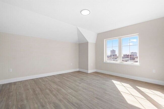 Building Photo - 212 70th St