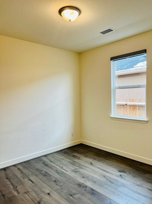 Building Photo - 1114 Lahontan Dr