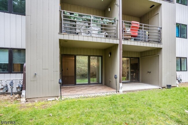 Building Photo - 41 Mt Kemble Ave