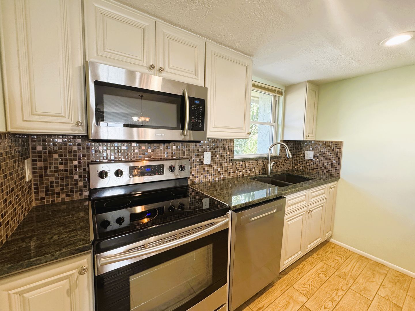 Building Photo - 1400 Mineo Dr