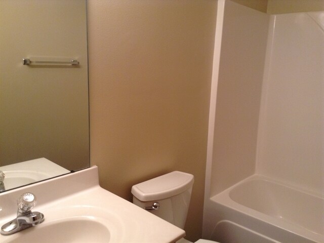 Building Photo - 1344 Crescent Ct