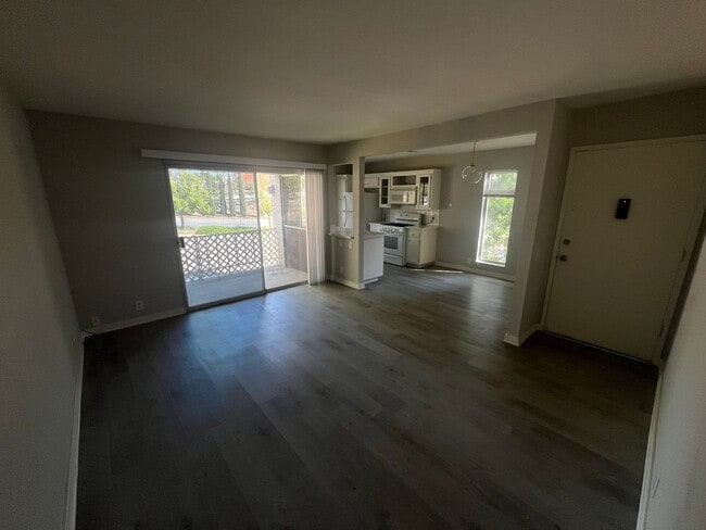 Building Photo - Spacious 2 Bed / 1 Bath Upstairs Condo in San Carlos – Utilities Included!