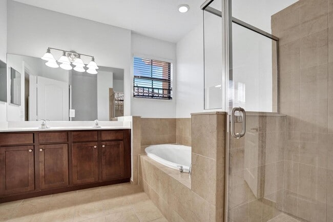 Building Photo - Gorgeous Townhome in Parkland