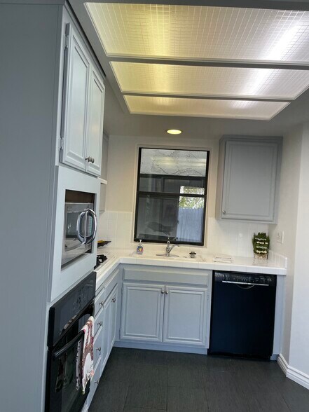 Building Photo - 29752 Strawberry Hill Dr