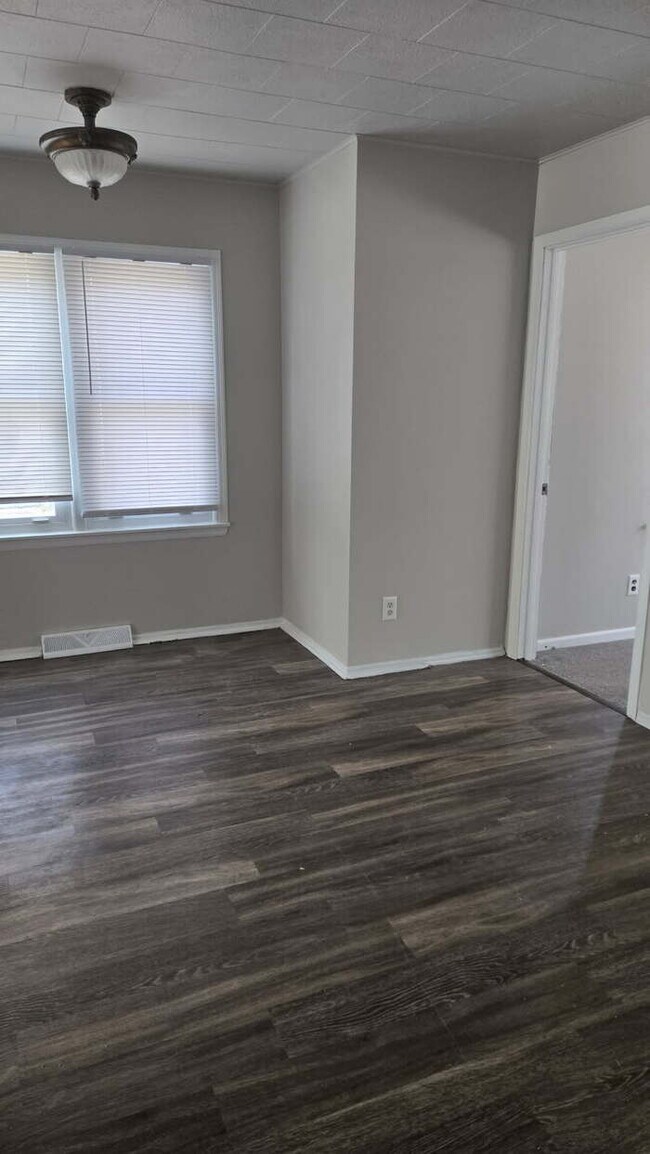 Building Photo - 50% discount on first month's rent with approved application