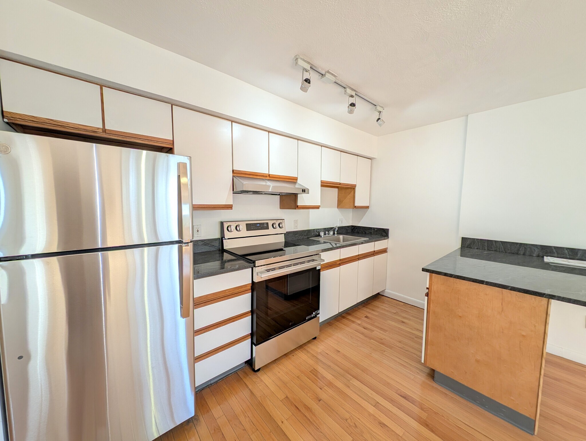 Building Photo - 10 Roberts St