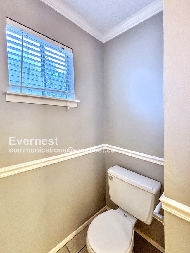 Building Photo - Stunning 3 Bed, 2.5 Bath Home with Modern ...
