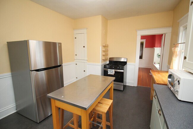 Building Photo - Delightful Remodeled Alberta Arts 3 Bed/2 Bath Bungalow