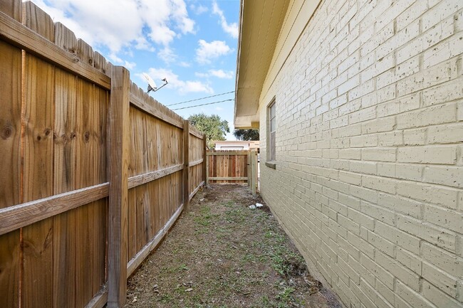 Building Photo - 202 N 41st St