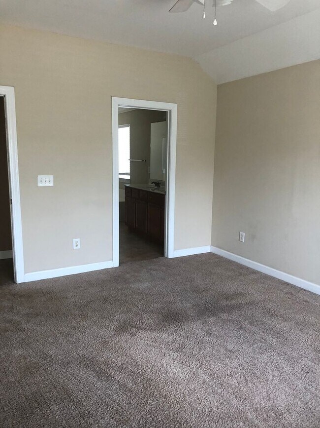 Building Photo - Beautiful 4-Bedroom,2.5-Baths with Two Car...