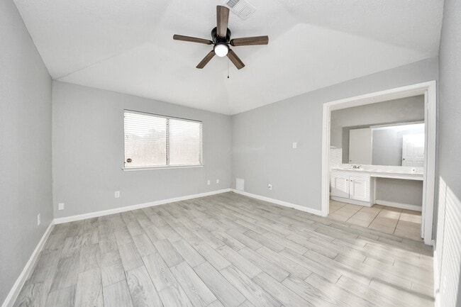 Building Photo - 2471 Falls Church Dr