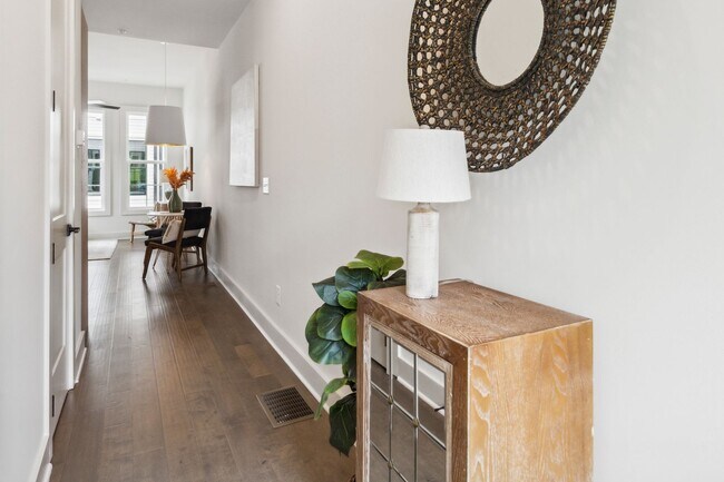 Building Photo - Designer Townhome Walking Distance to Summ...