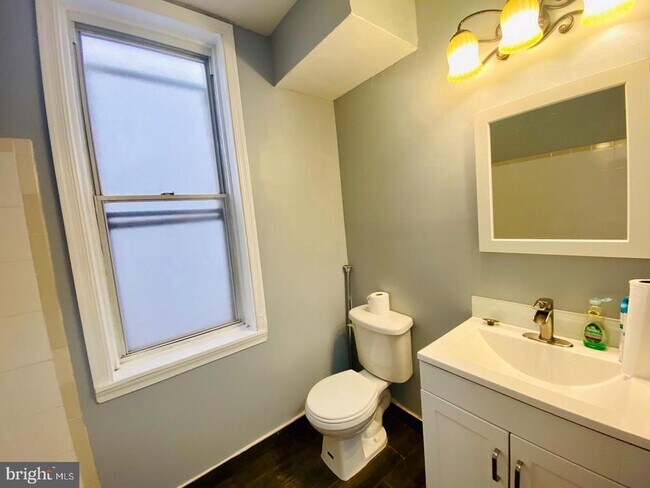 Building Photo - 1704 N Sydenham St