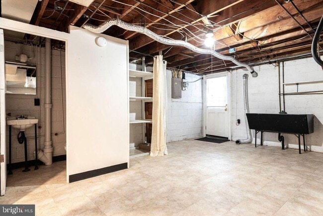 Building Photo - 355 W 12th Ave