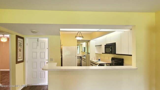 Building Photo - 1211 Country Club Dr