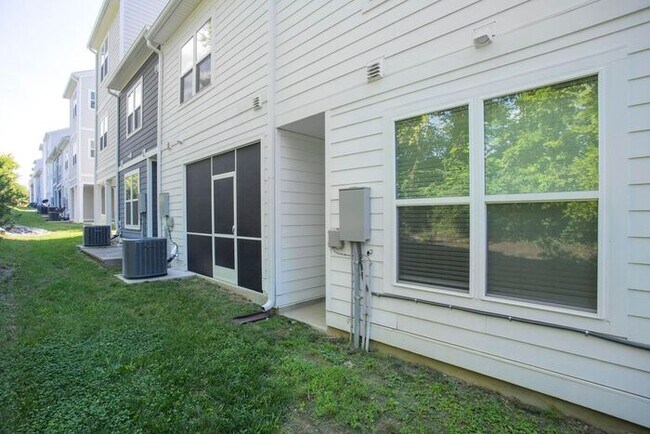 Building Photo - 3 Bed/3 Full Baths! Newer Townhome