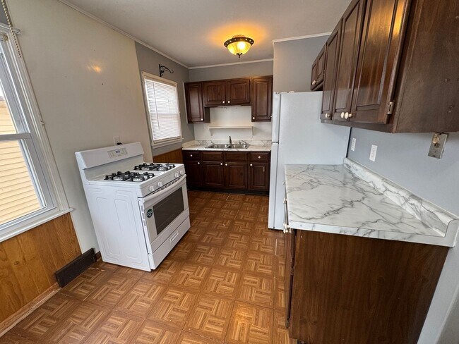 Building Photo - 3 Bedroom 2 Bath house in Bettendorf