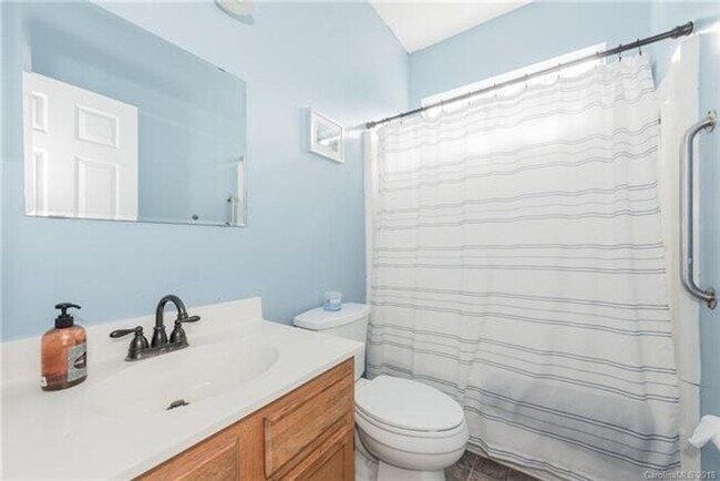 Building Photo - Spacious 4BR House in Charlotte