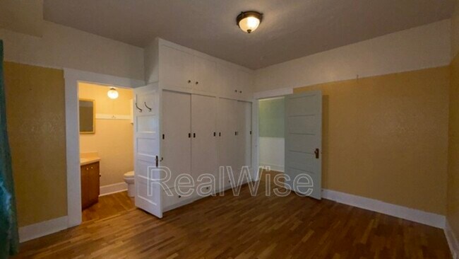 Building Photo - 837 SE Blakeley Ave