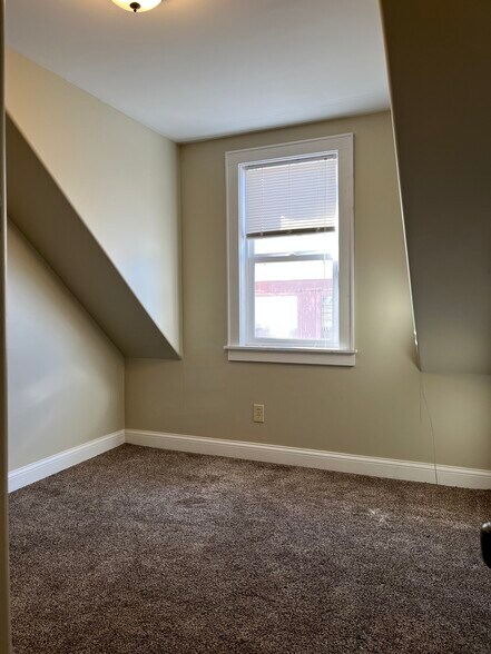 Building Photo - 319 E Rosedale Ave