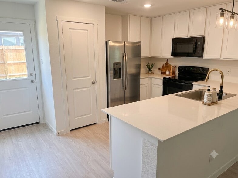 Building Photo - 552 Holleman Dr