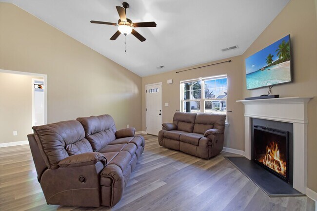 Building Photo - Gorgeous Home Off of Burgaw HWY