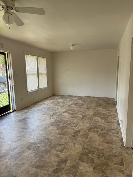 Building Photo - 306 N 5th St