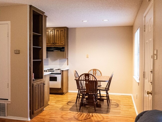 Building Photo - Waco Casablanca Condo!