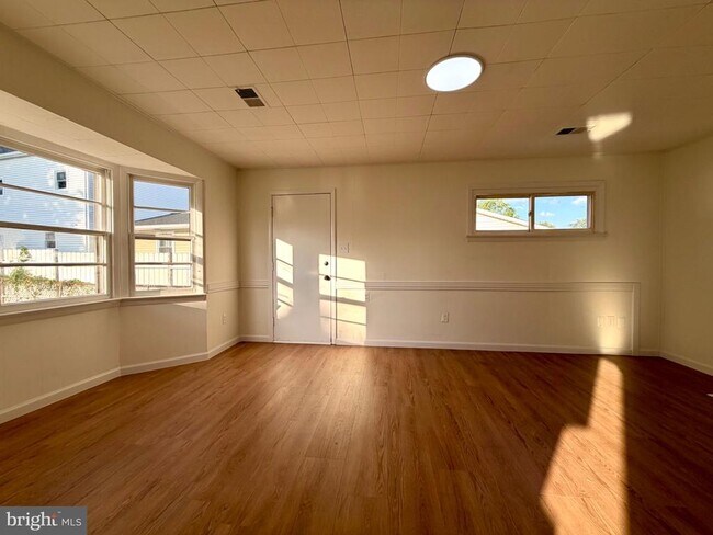 Building Photo - 606 W Beech Rd