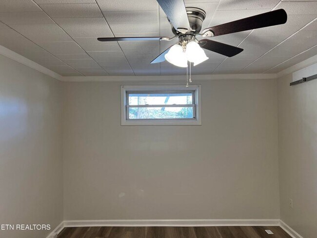 Building Photo - West Knoxville 37922 - 1 bedroom apartment with updated interior - Contact Mac Tobler (865)755-3075