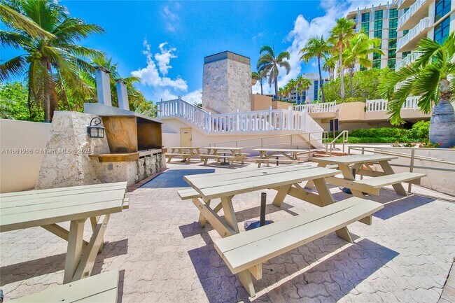 Building Photo - 1121 Crandon Blvd